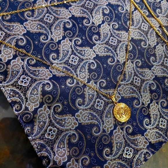 18K Gold Plated Medusa Pendant Necklace Coin Shape and Chain - Picture 5 of 10